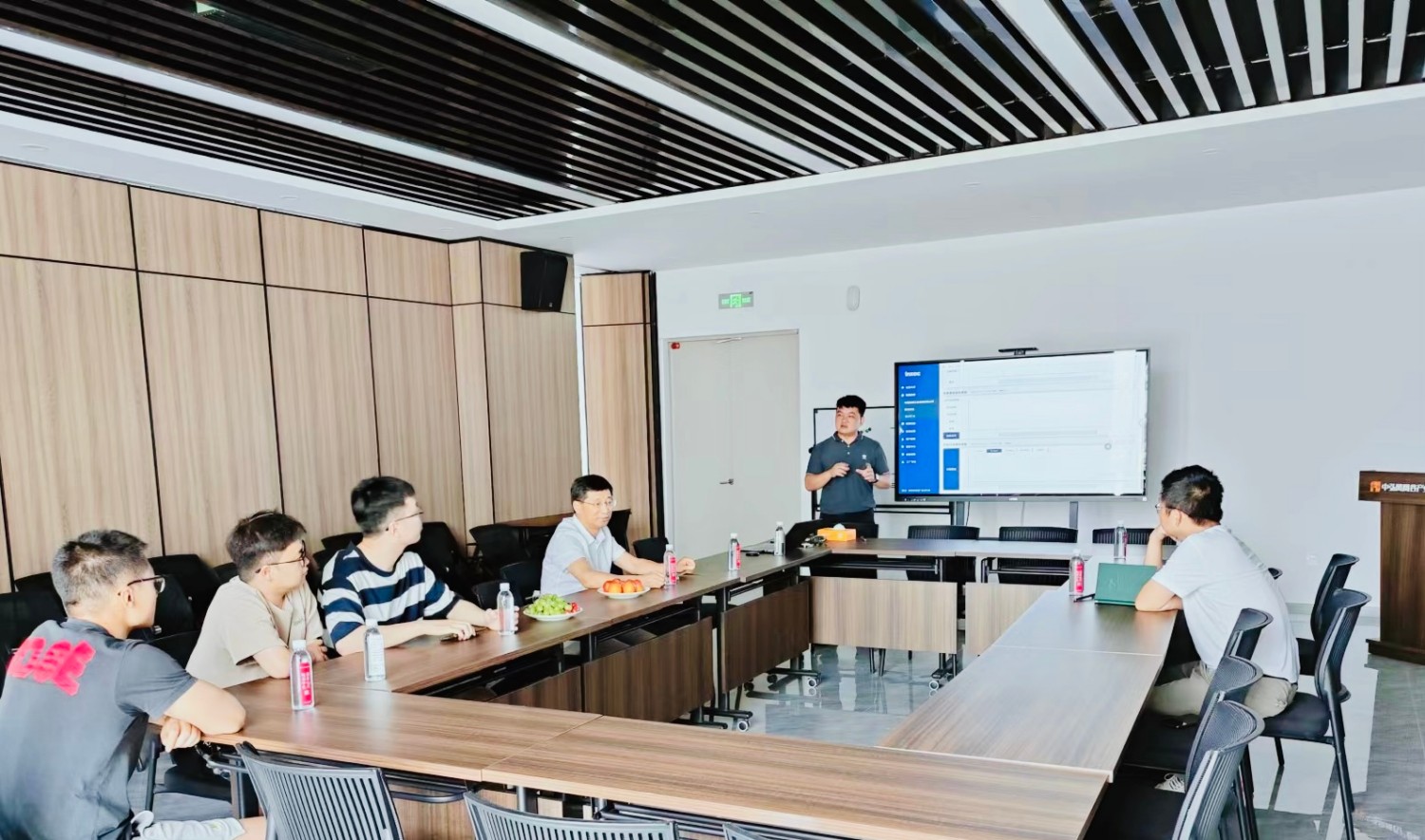 河南科技大学信息工程学院郑副院长带领其团队至我司就智能润滑数据处理开展技术合作交底会